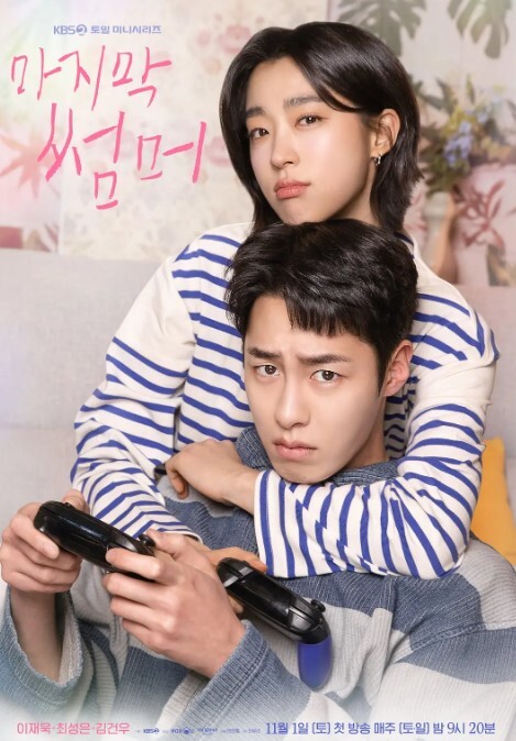 【口交颜射】极品高颜值美女 认真的舔肉棒 - 偷看TV